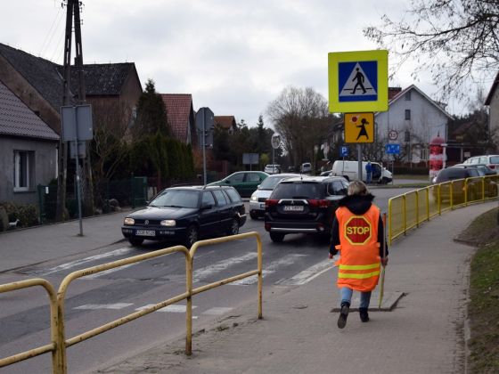 Osoba nadzorująca bezpieczne przejście dzieci przez jezdnię