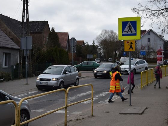 Osoba nadzorująca bezpieczne przejście dzieci przez jezdnię