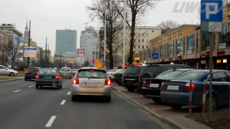 Dr Prawko odpowiada: Czy w tej sytuacji za znakiem masz prawo zaparkowa…