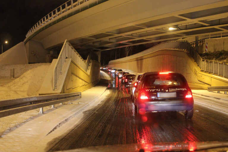 Dr Prawko odpowiada: Czy masz obowiązek zbliżyć się do prawej krawędzi …