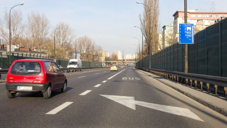 Dr Prawko odpowiada: Czy za tym znakiem informacyjnym, prawym pasem ruc…