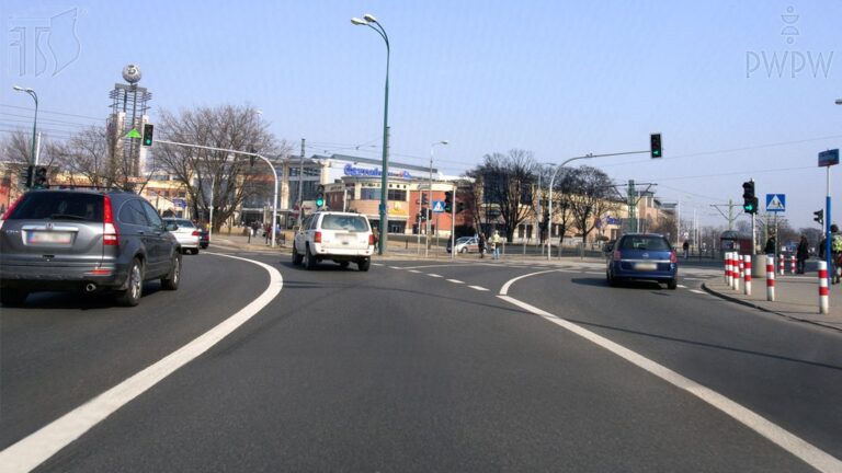 Dr Prawko odpowiada: Czy z zajmowanego pasa ruchu wolno Ci skręcić w pr…