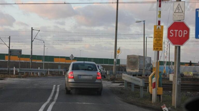 Dr Prawko odpowiada: Czy w razie unieruchomienia pojazdu na przejeździe…