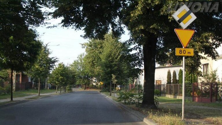 Dr Prawko odpowiada: Czy w tej sytuacji zbliżasz się do drogi z pierwsz…