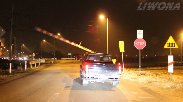 Dr Prawko odpowiada: Czy masz prawo wjechać na przejazd kolejowy, w cza…