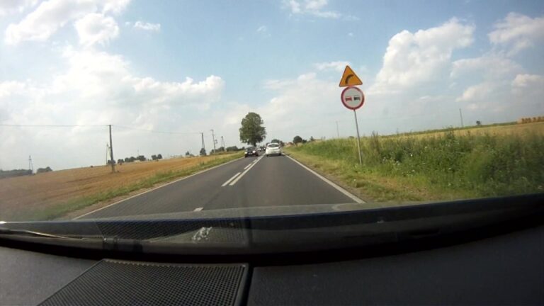 Dr Prawko odpowiada: Czy na przedstawionej drodze znak zakazujący wyprz…