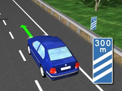 Znak „tablica wskaźnikowa na autostradzie umieszczana w odległości 300 m przed pasem wyłączania”