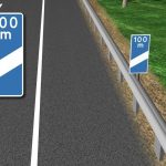 Znak „tablica wskaźnikowa na autostradzie umieszczana w odległości 100 m przed pasem wyłączania”