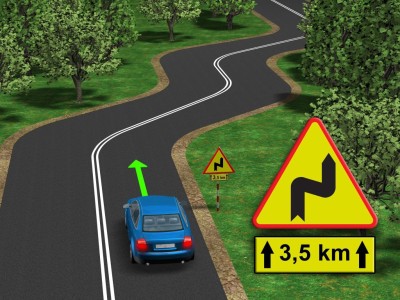 Tabliczka pod znakiem ostrzegawczym wskazująca długość odcinka drogi, na którym powtarza się lub występuje niebezpieczeństwo, jeżeli długość odcinka przekracza 500 m.